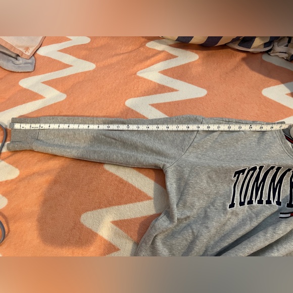 It's a casual sweatshirt in a nice matching color. - Picture 5 of 8